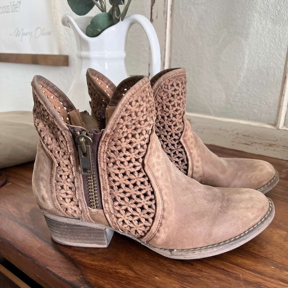 Circle G Cut Out Shortie Ankle Boot 10.5